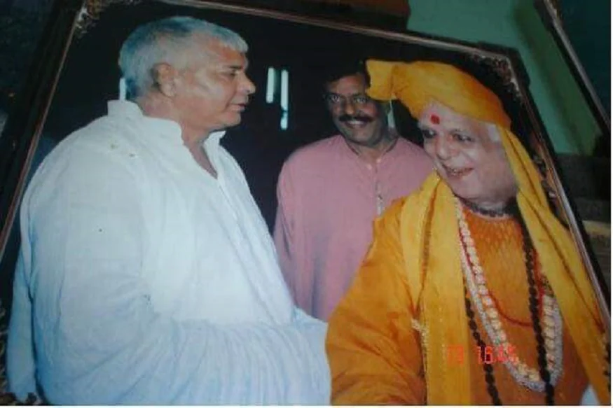 Shri Shri 1008 Gurudev Balram Ji Maharaj with Lalu Prasad Yadav