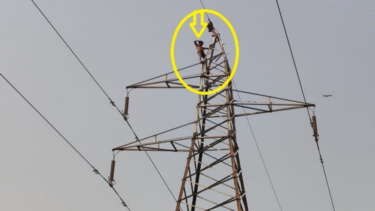 मोबाइल और मिठाई के लिए 26 घंटों तक बिजली ट्रांसमिशन टावर पर चढ़ा रहा युवक, कटी रही पूरे इलाके की बिजली