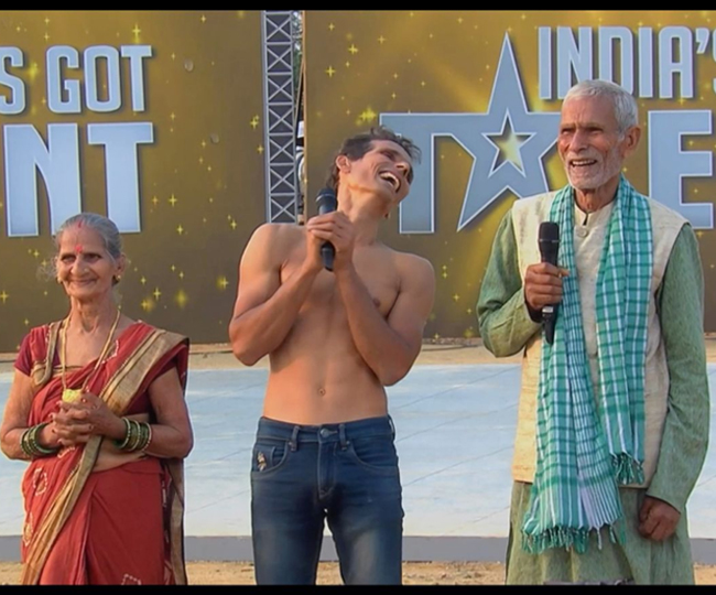 Gunjan Sharma With His Parents In Indias got talent season 9