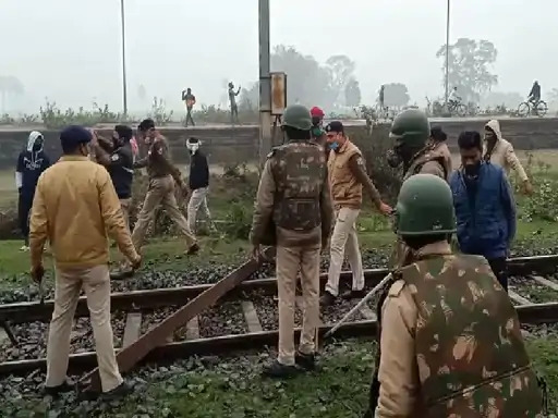 Police chased the agitated students by lathicharge