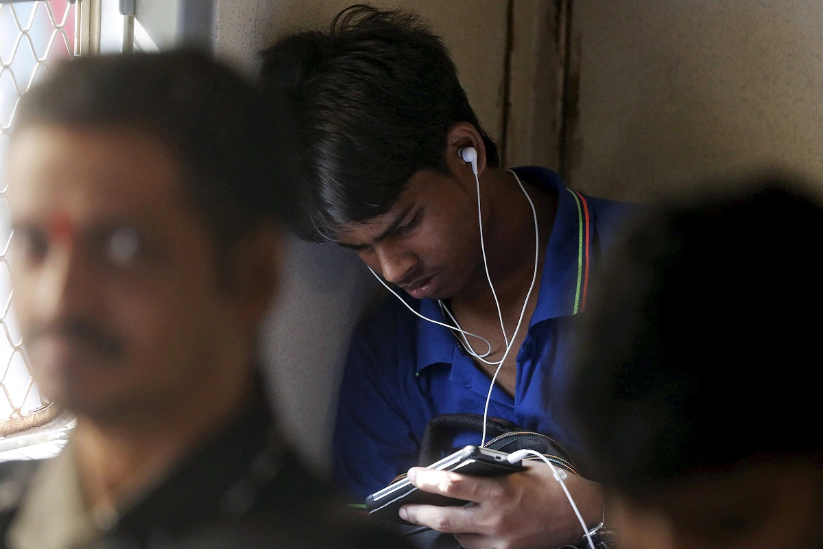 new rules of using mobile phones in Indian Railways