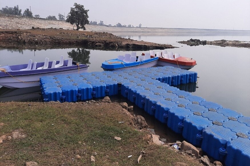 A platform was also made here by connecting big plastic boxes on the water of the dam