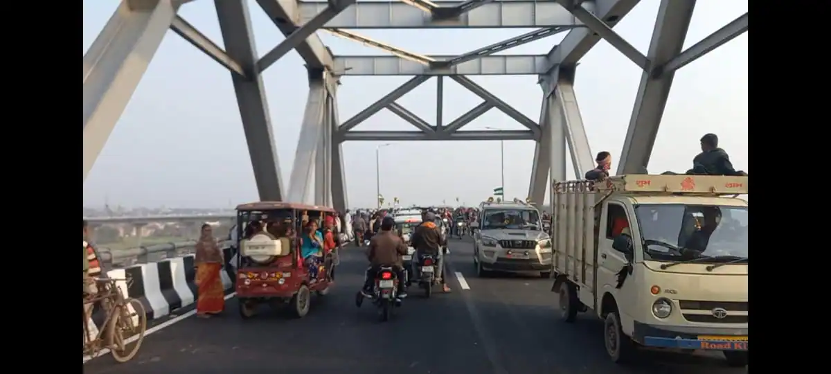 There was a sudden jam situation on the Shri Krishna bridge