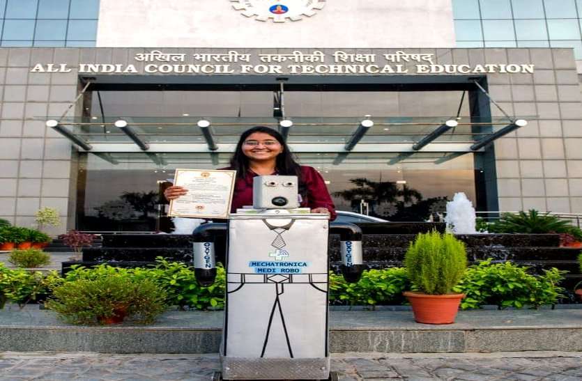 Akanksha showcased her Medi Robot