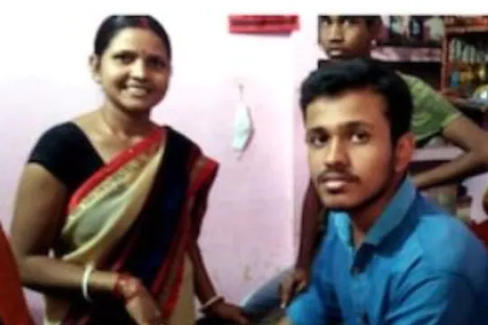 Ankit mother made her son sweet by feeding jaggery at the vegetable shop