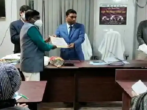 The principal of Sakhikuda Middle School, Shiv Kumar Choudhary was honored by the DM