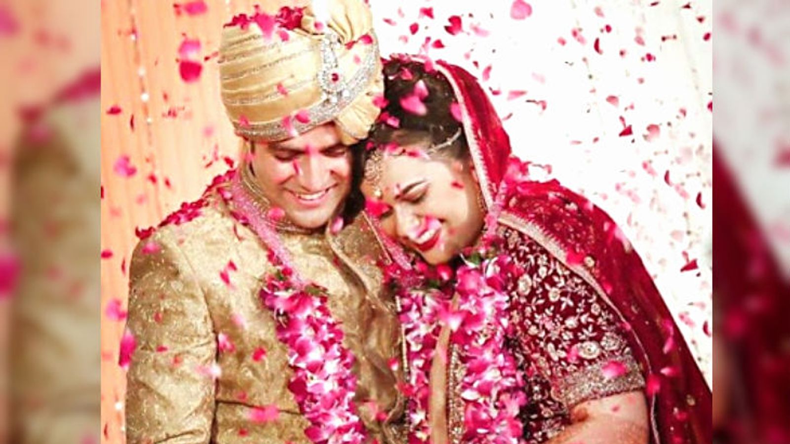 Tina Dabi married IAS Athar Khan in 2018.