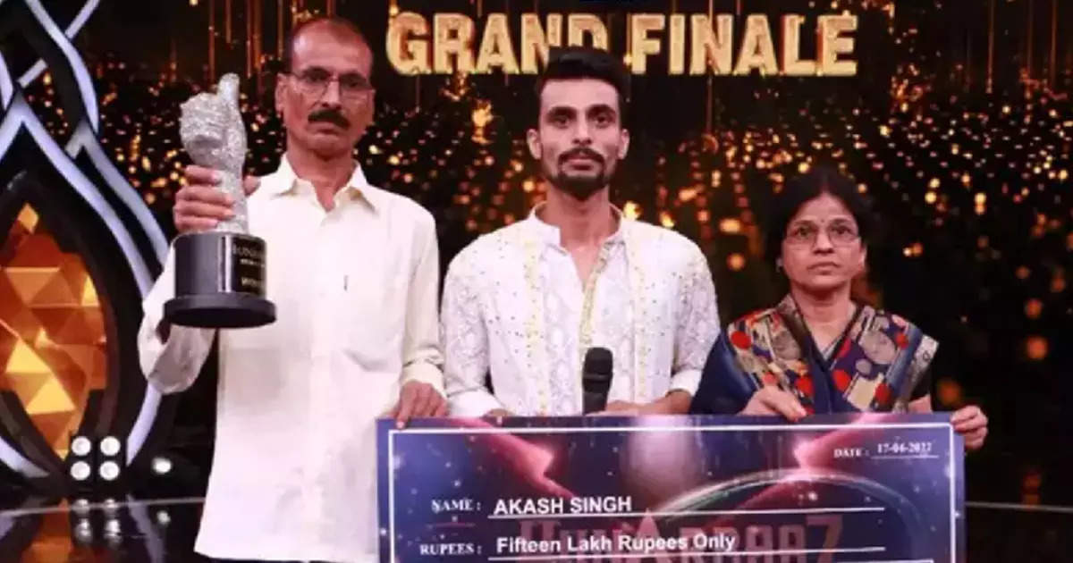 Hunarbaaz winner Akash Singh with his parents