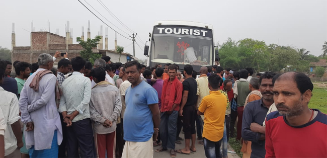 In Bihar, about 150 people had to wait for the driver and the helper on the road.