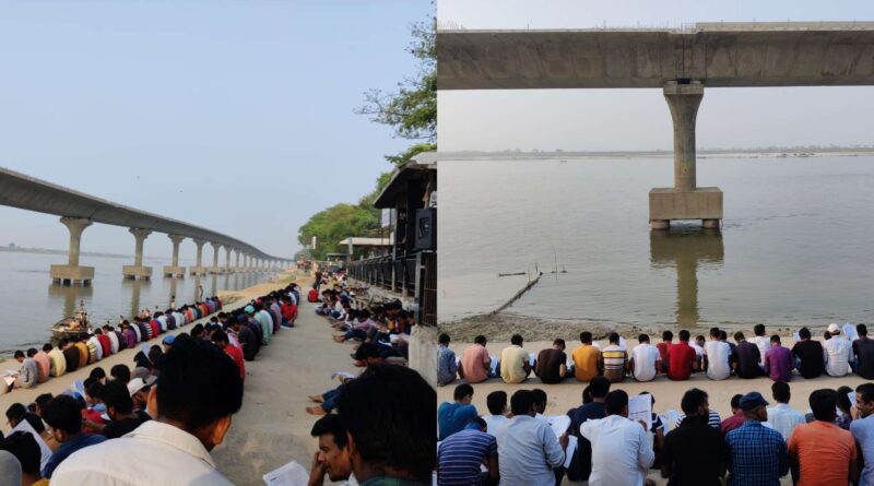 Picture of students preparing for competitive exams at Patnas Ganga Ghat goes viral