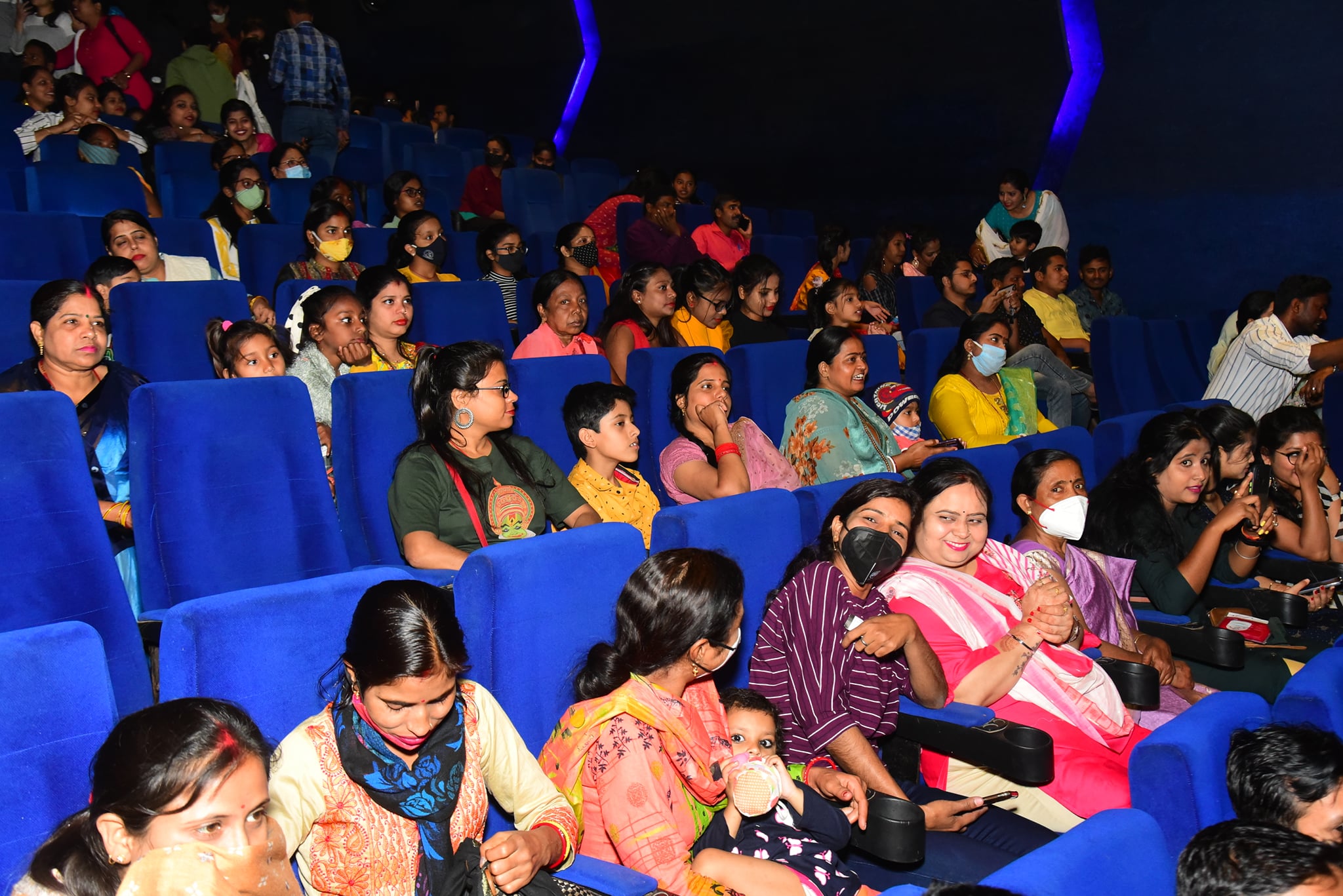 Thousands of spectators came to watch the film