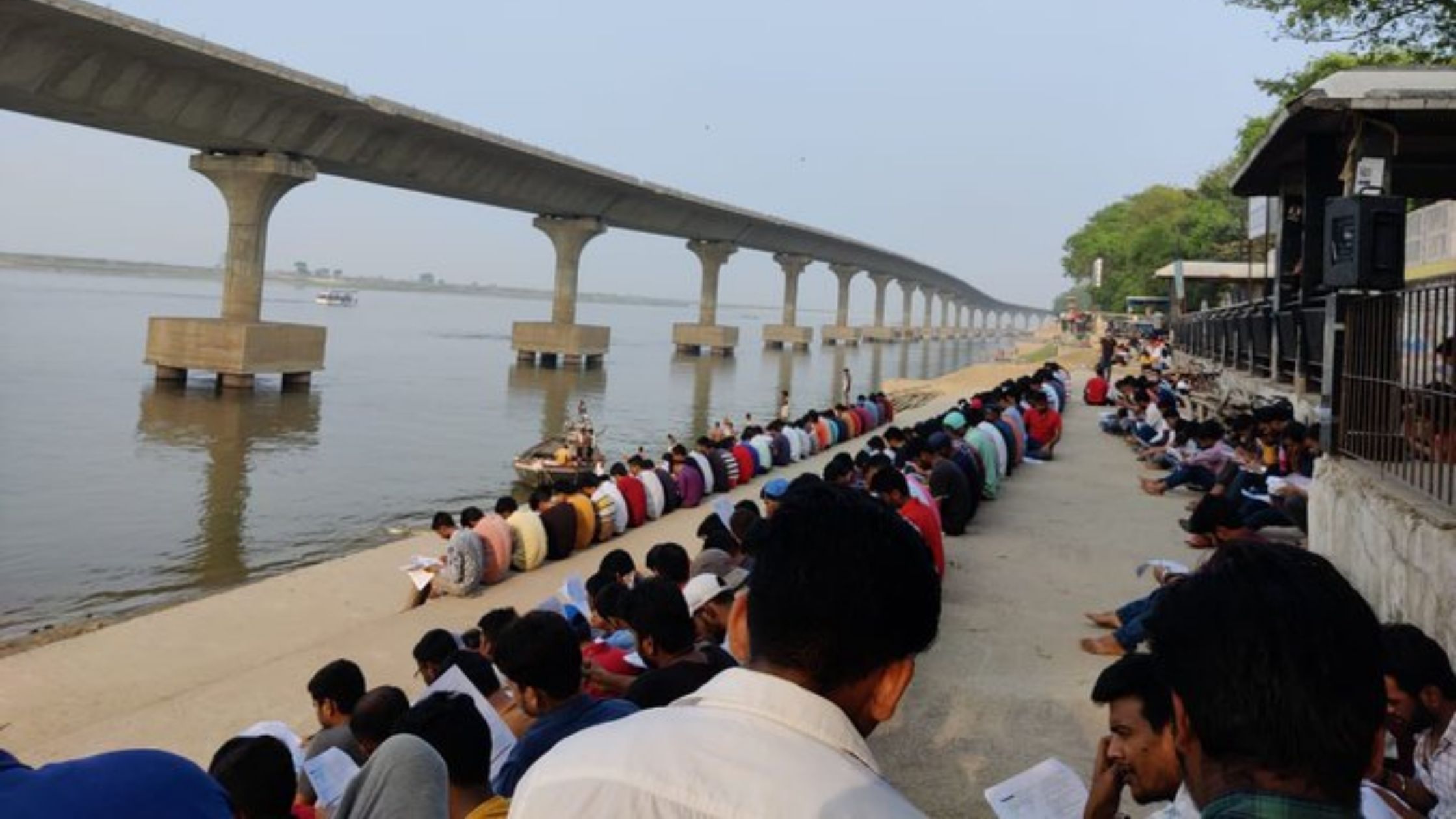 Viral picture of students preparing for competitive exam at Ganga Ghat in Bihar