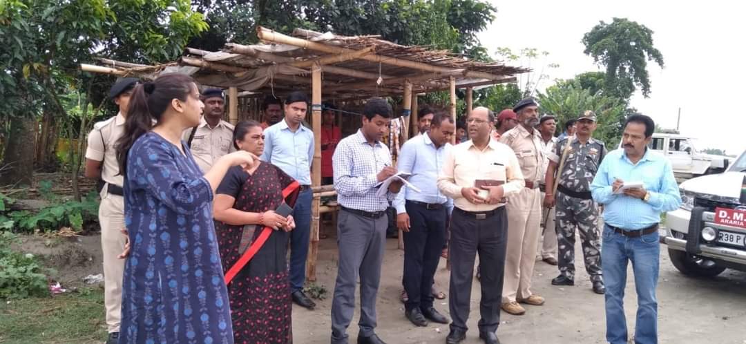 Araria DM Inayat Khan visited the flood affected areas of Sikti block
