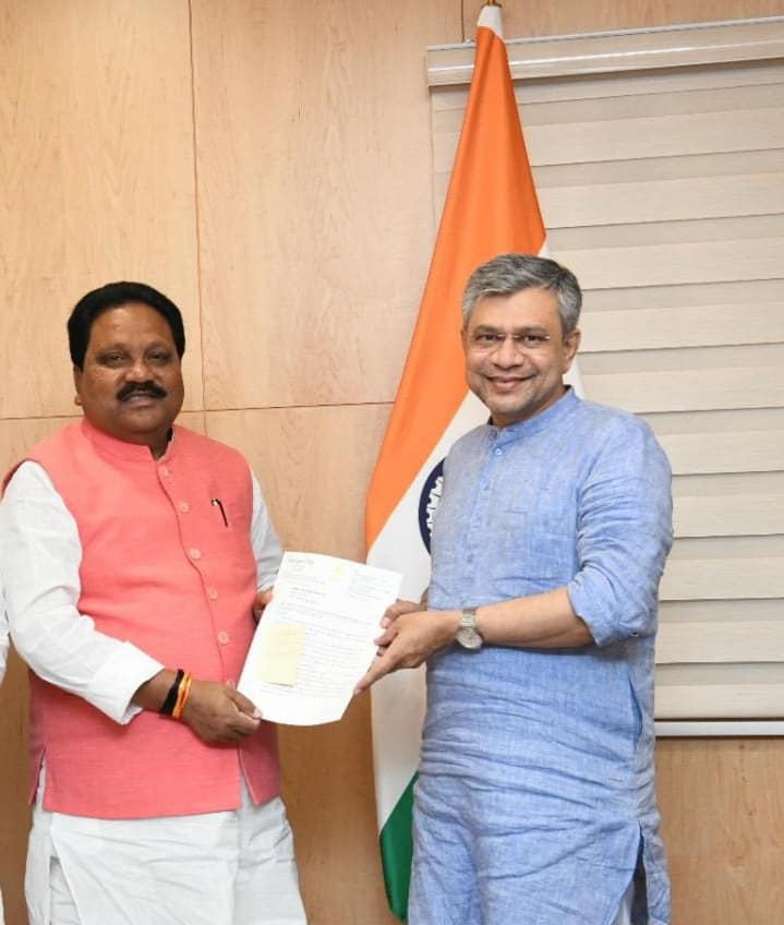 Araria MP Pradeep Kumar Singh met Railway Minister Ashwini Vaishnav in Delhi and handed over a demand letter related to various problems.