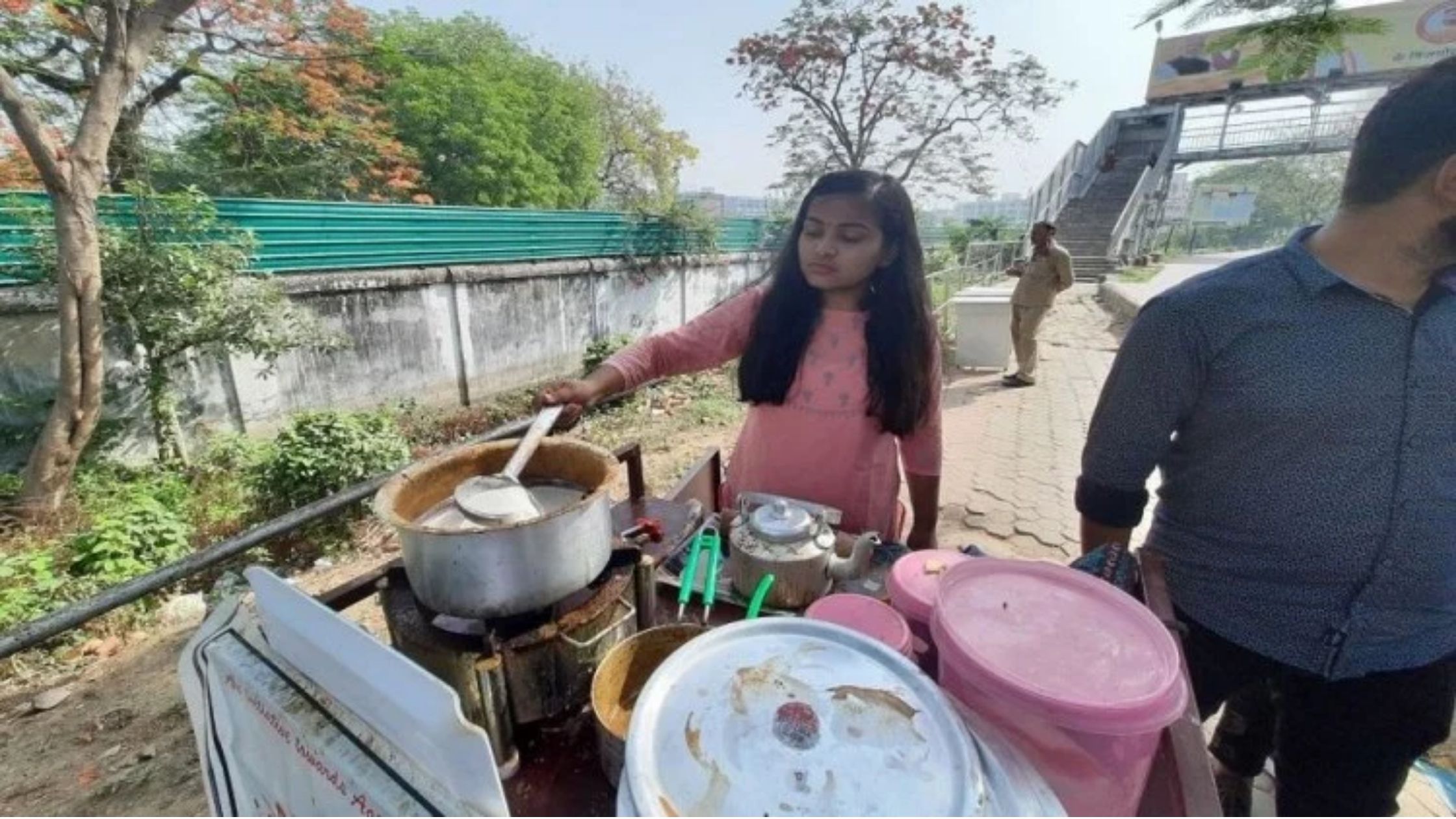 Bihar Graduate Chai Wali Priyanka is closing her stall