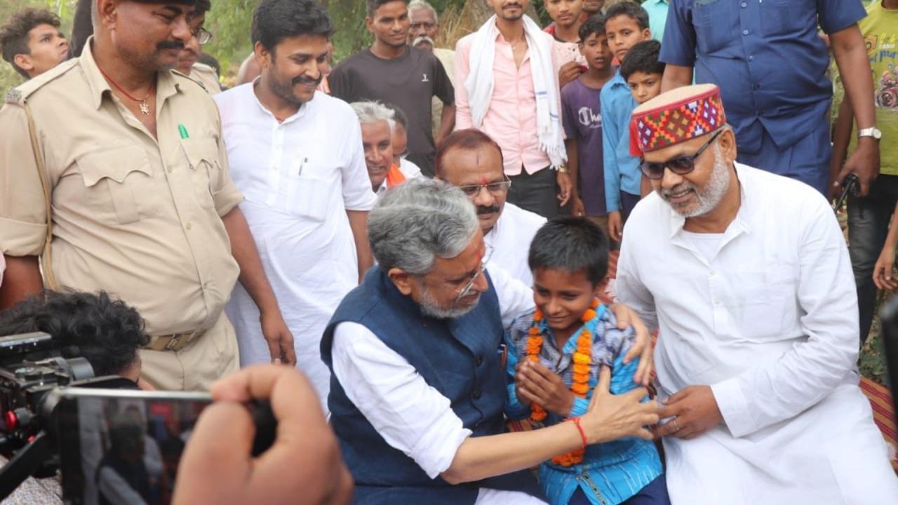 Former Chief Minister Sushil Kumar Modi also came to meet Sonu.