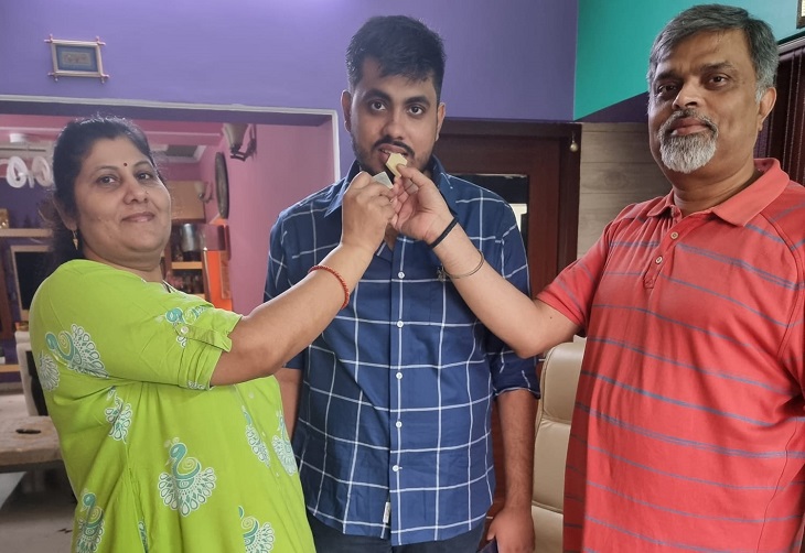 Shubhankar Pratyush Pathak with his parents