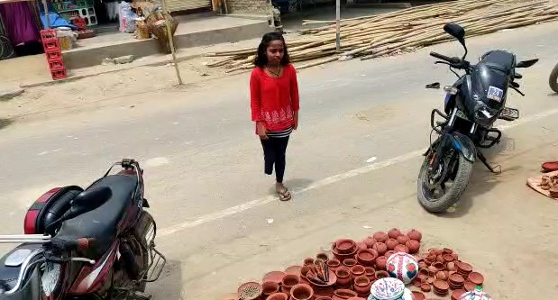 Sonakshi of Khagaria also goes to school after covering a distance of 1 kilometer on one foot.