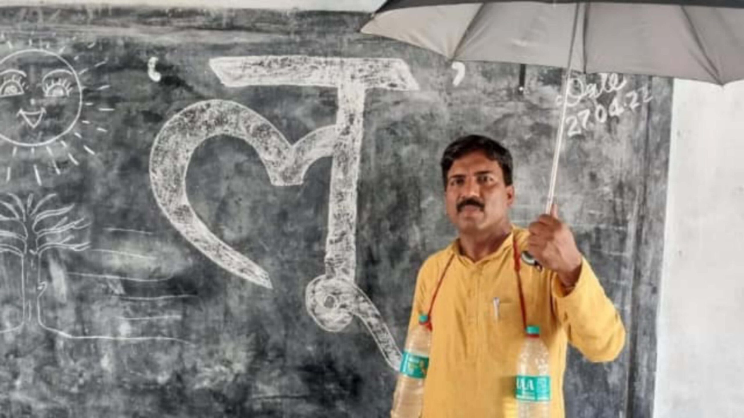 Teacher Vaidyanath Rajak is giving tips to children to avoid heat through songs