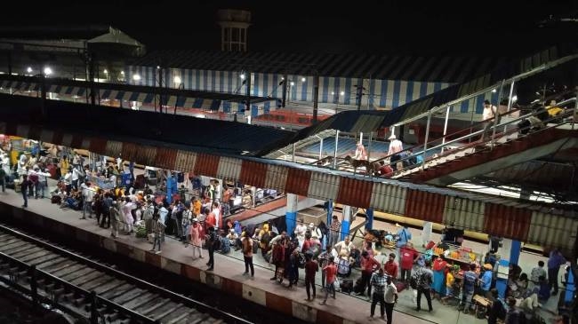 Thousands of passengers had to face trouble for hours at Muzaffarpur Junction