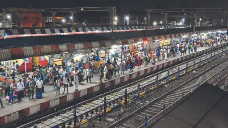 बिहार में तार चोरी से रेलवे सेवा हुई बाधित, 3 घंटे फसीं रही ट्रेनें, सैकड़ों यात्री हुए परेशान