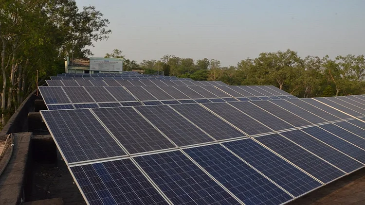 plan to install solar power plants on government buildings