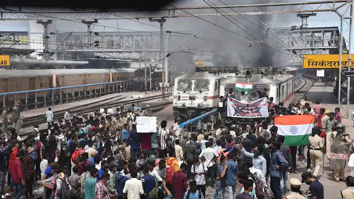 210 Mail Express and 159 Passenger trains canceled due to protest against Agneepath scheme