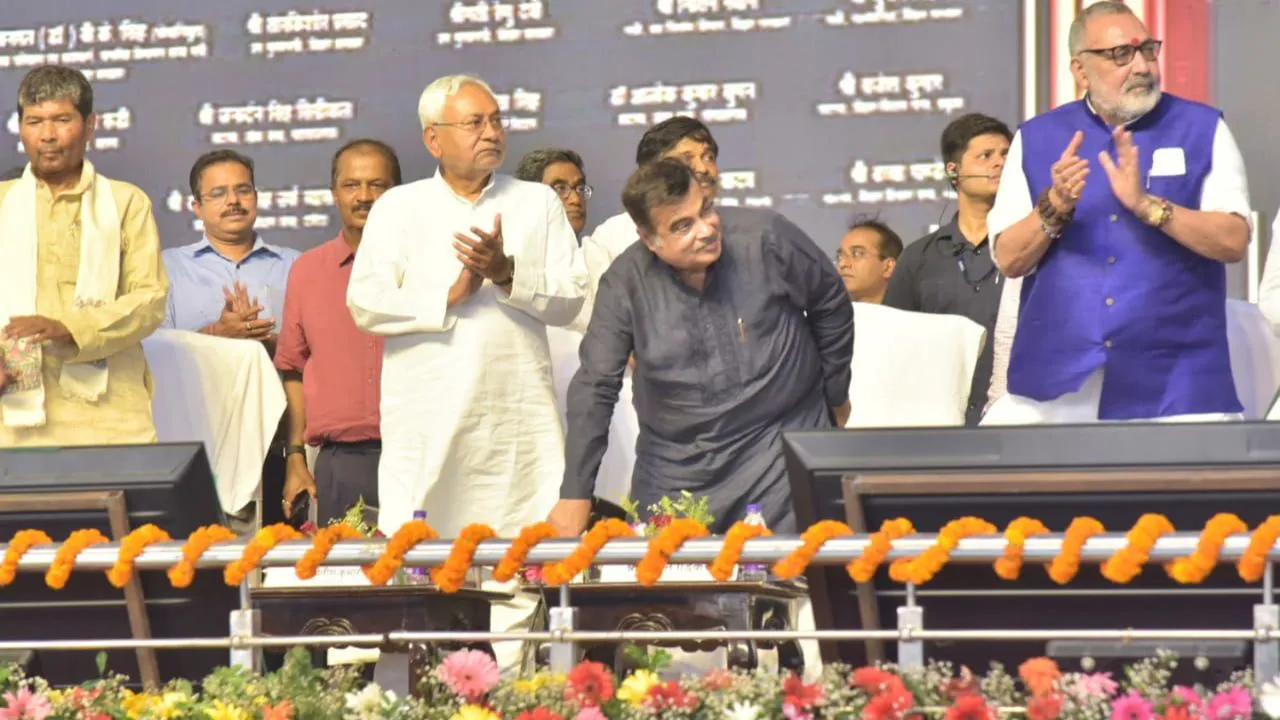 In Bihar, the foundation stone of 11 highway projects of 308 km length of NH costing Rs 9607 crore has also been laid.