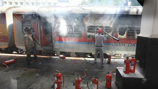 Mob sets fire to dozens of trains in Bihar to protest against Agneepath scheme