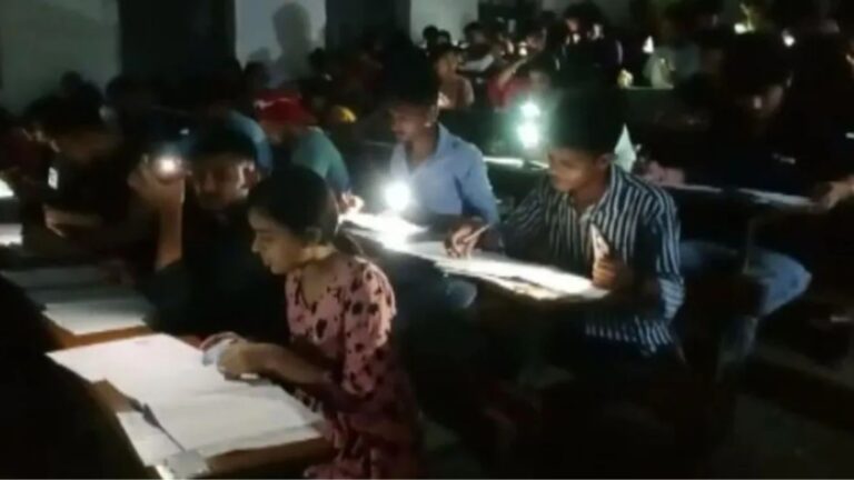 बिहार में BA परीक्षा के दौरान बिजली गुल, मोबाइल टोर्च की लाइट में एग्जाम देने को मजबूर छात्र