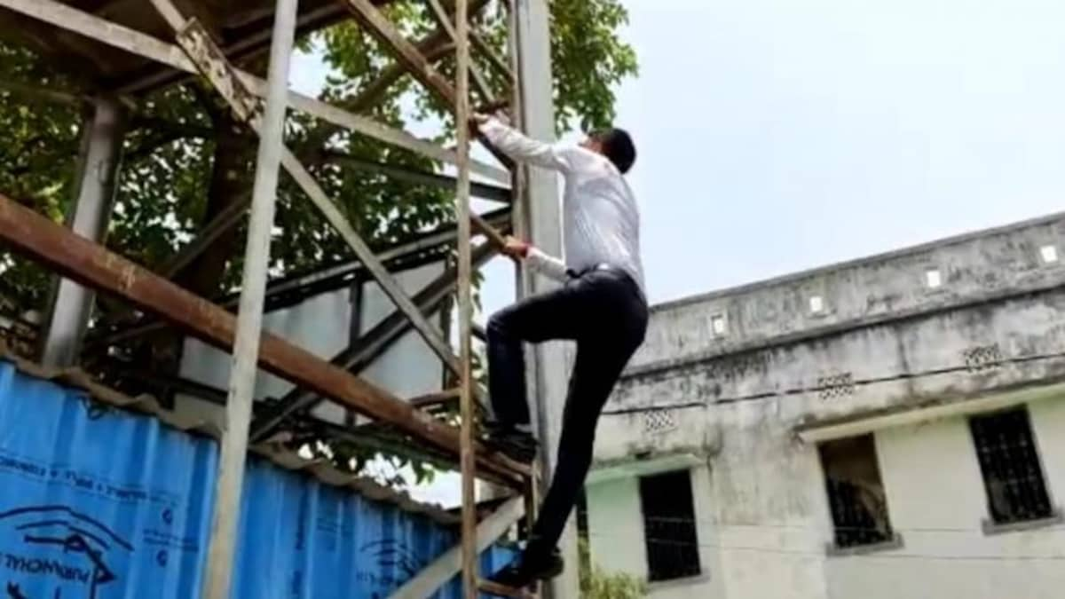 Rohtas district DM Dharmendra Kumar climbed the 25 feet high water tank with an iron ladder