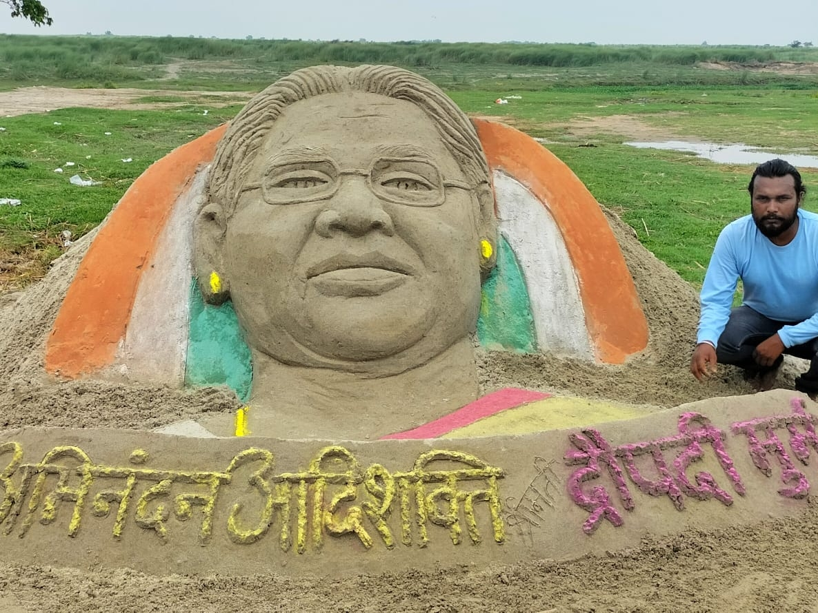 Ashok Kumar engraved artwork through sand art and congratulated the first citizen