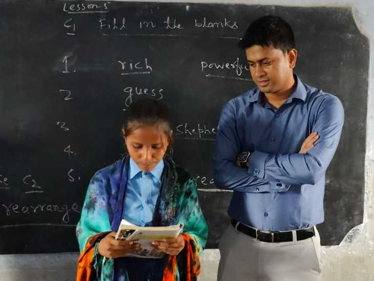 DM Dharmendra Kumar taught English lessons to the students