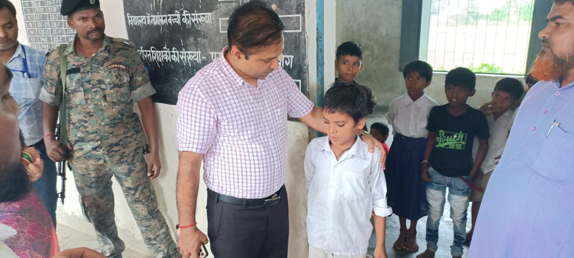DM Dr Naval Kishore Choudhary taught children about hydroelectricity