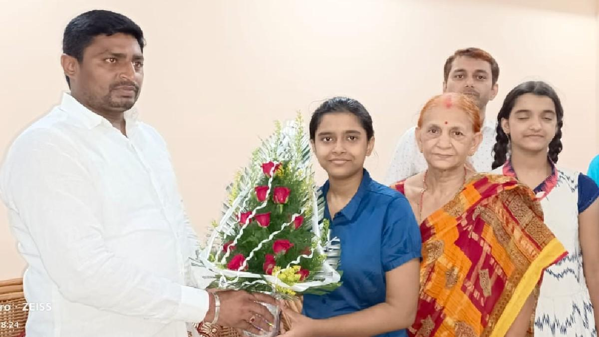 Sreeja, a resident of Bihar, topped the state in the 10th examination