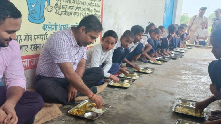 बिहार में बच्चों के बीच बच्चे बन गए IAS अधिकारी, जमीन पर बैठकर बच्चों के संग खाया भोजन
