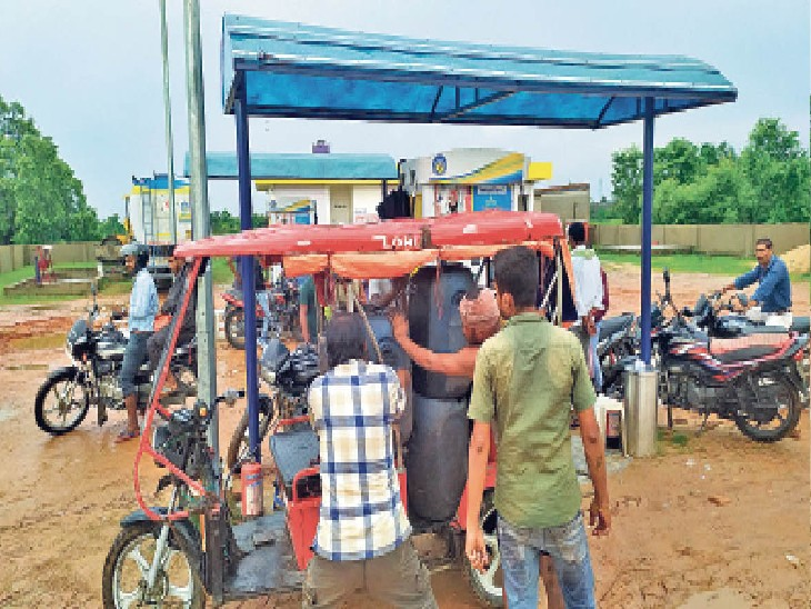 50-50 liters at the petrol pump of Raxaul. Smugglers loading a gallon e-rickshaw