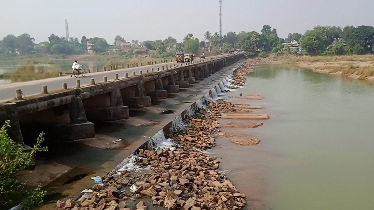 Clear the way for the construction of a bridge on the Cheer river near Panjwara on the Bhagalpur-Godda road
