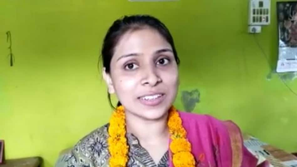 Juhi, daughter of Anirudh Prasad, a potato-onion seller, passed the Bihar Public Service Commission examination.