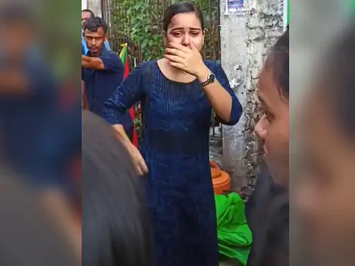 Priyanka Gupta, saddened by the removal of the stall, cried bitterly
