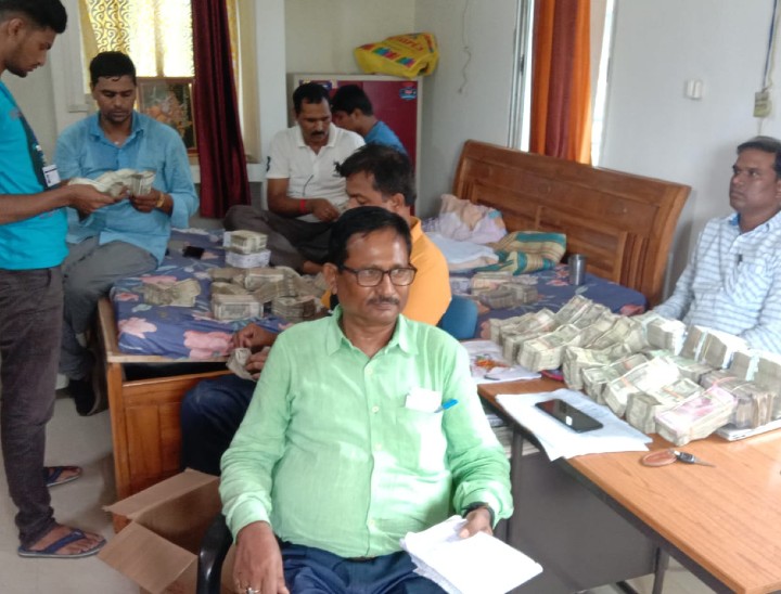 Vigilance Department team counting the notes at the house of Engineer Sanjay Kumar Rai
