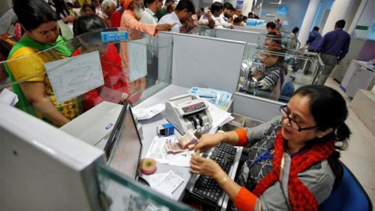 बिहार के बैंकों में कम हो रही महिला कर्मचारी, 3 साल में इतनी घटी महिला बैंककर्मियों की संख्या