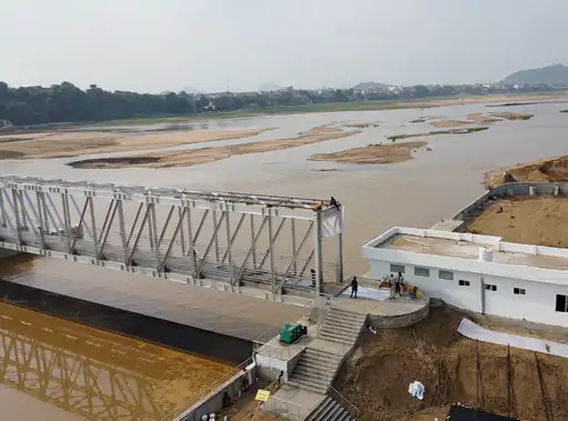 A 411 m long, 95.5 m wide and 3 m high rubber dam has been built on the left bank of the river Falgu