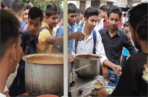 Crowd of students at Anurags tea shop