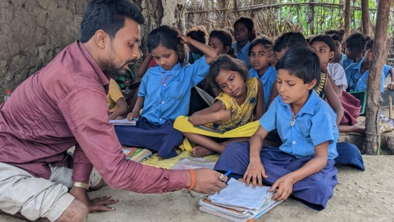 बिहार के दिव्यांग शिक्षक बदल रहे बच्चों का भविष्य, महादलित बस्ती में जगा रहे शिक्षा का अलख