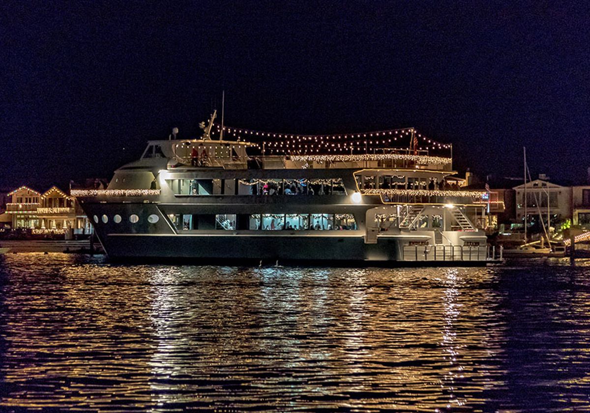 Enjoy luxury cruise till late night