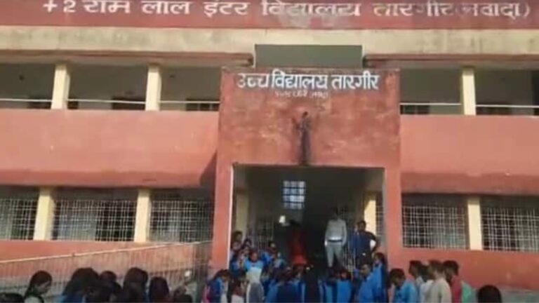 बिहार के स्कूल में टीचर की विदाई पर भावुक हुई छात्राएं, देखे वायरल वीडियो