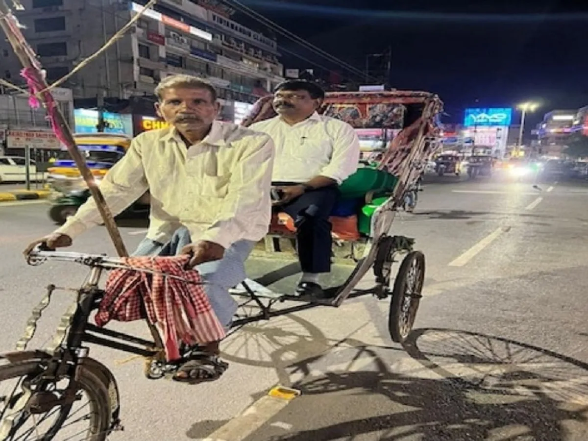 bihar cm princial secretary on rikshaw