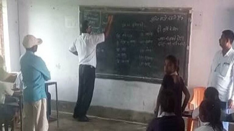बिहार में SDO साहब बन गए शिक्षक, बच्चों का किया मार्गदर्शन, प्रिंसिपल की लगाई क्लास