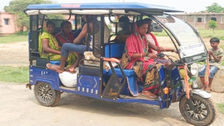 मिसाल: बिहार में इ-रिक्शा लेकर सड़कों पर निकली सरिता, बीमार पति और 4 बच्चों को पालना था मुश्किल